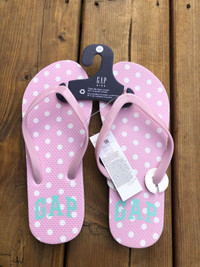 New flip flops size 3 / 4