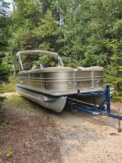 2014 Sylvan Mirage 8522 LZ RE is designed for a comfortable and versatile boating experience, whethe...