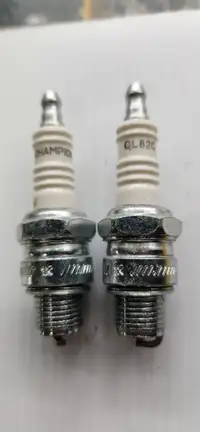 Bougies Champion QL82C et NGK CR6HSA (2983) Spark plugs