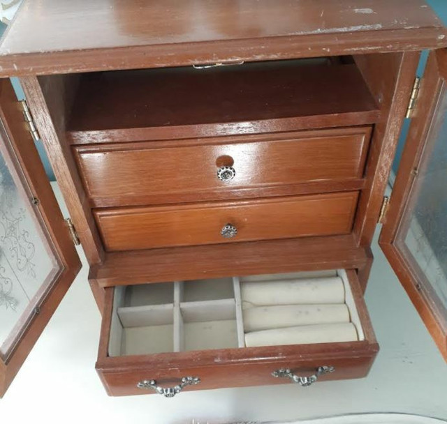 Vintage wood jewelry box organizer with glass-like doors in Arts & Collectibles in Markham / York Region - Image 4