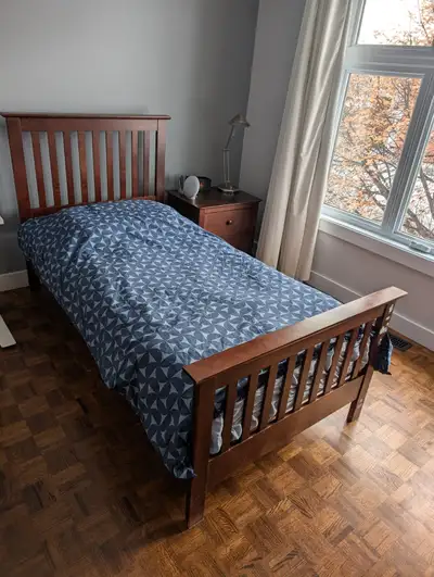 Lit simple avec matelas et draps, View more
