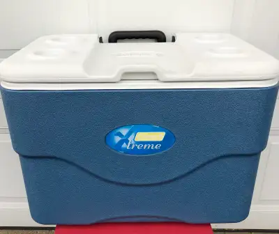 Clean cooler with wheels and extendable handle Approx. 16”’X 24” X 16” H