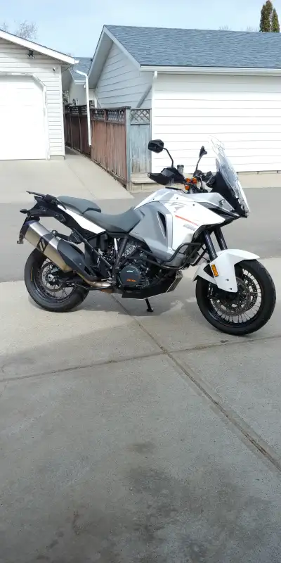 Accident Free. Comes with standard KTM hard side cases, heated grips, heated seats, rider suspension...