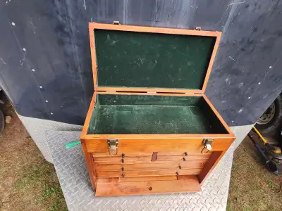 For sale a Wood Machinist 8 Drawers Tool Chest With Felth In All The Drawer. The tool box in in very...