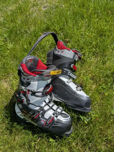 One pair ski alpine/downhill boots(size: 25.5cm) Excellent condition