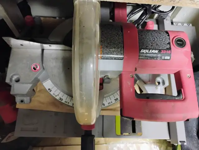 HARDLY USED SKILL SAW FOR WOOD CUTTING TABLE TOP-IN A VERY GOOD in Power Tools in Mississauga / Peel Region - Image 5