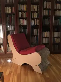 Chaise inclinable de design original en carton ondulé collé