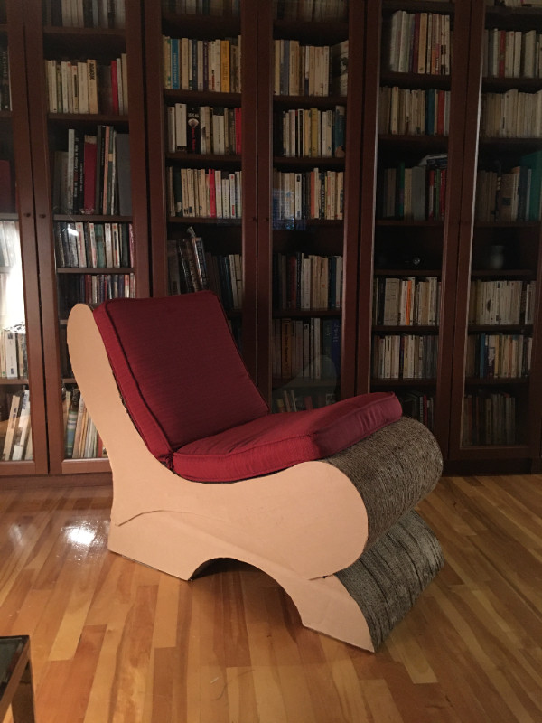 Chaise inclinable de design original en carton ondulé collé dans Chaises, Fauteuils inclinables  à Ville de Montréal