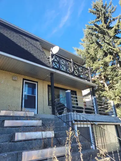 3 bedroom townhouse with 1 private room available in inner city Calgary. Location nearby transit and...