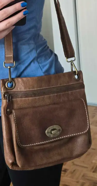 Beautiful vintage leather bag, in excellent condition. Comes from a smoke-free, pet-free home.
