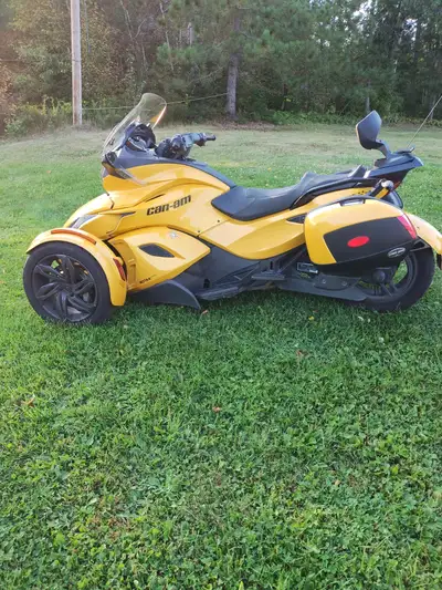 Can-Am STS 998cc Semi automatic. Well maintained, serviced regularly. Akrapovic muffler, heated hand...