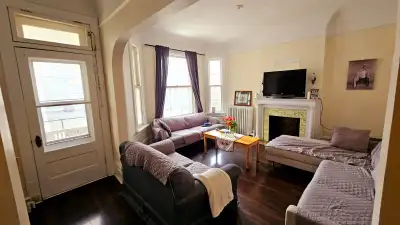 Move-in Date: May 1st (flexible) Rent: $850 CAD/month ✨ About the Private Room: - Spacious (the plac...