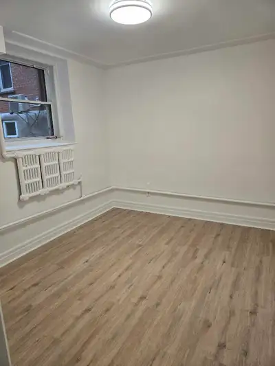 - 3 1/2 à louer au 2287 avenue Wilson, Montréal -Logement situé au sous-sol -Disponible immédiatemen...