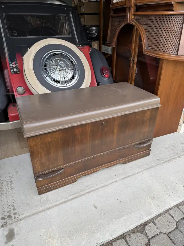 Antique Cedar chest in Dressers & Wardrobes in Longueuil / South Shore - Image 2