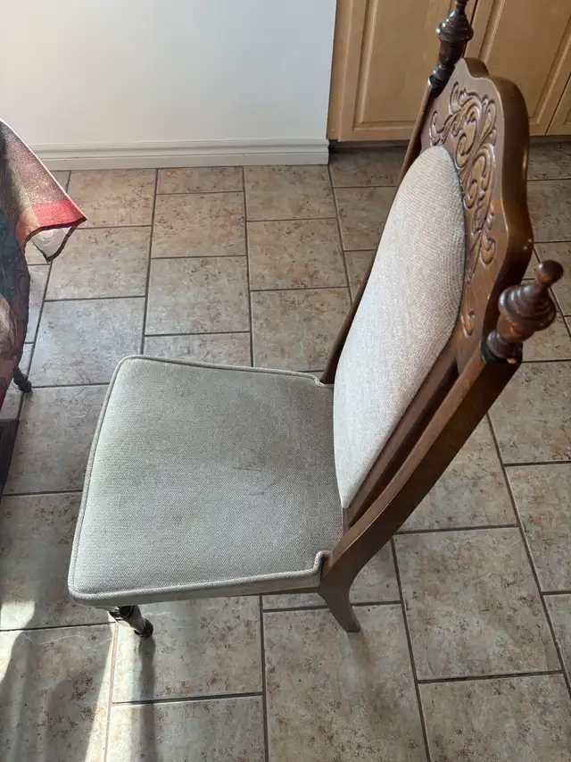 solid wood kitchen / dining room table in Dining Tables & Sets in Markham / York Region - Image 7