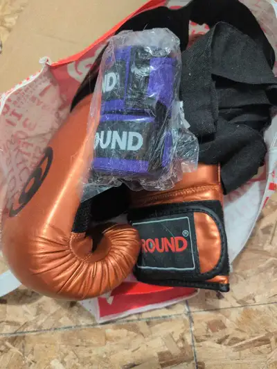 9round gloves and 2 sets of wraps, View more