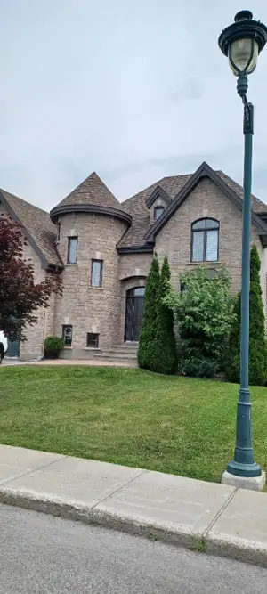 Architecture Rare . Maison a vendre a Châteauguay. A 2 minutes de la 30 et 7 du pont mercier. Pour p...