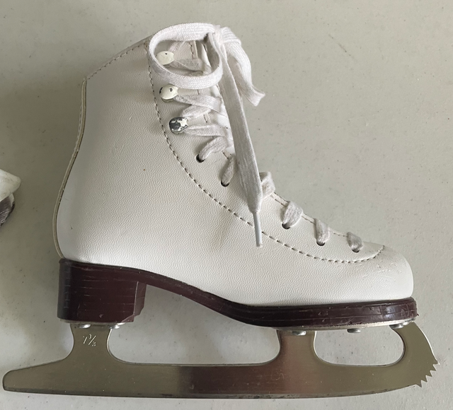 Figure Stakes - Size 11 Youth in Skates & Blades in Kapuskasing - Image 4