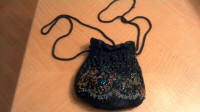 Petit sac perlé noir 7"h x 3" x 6"  (220821-114)