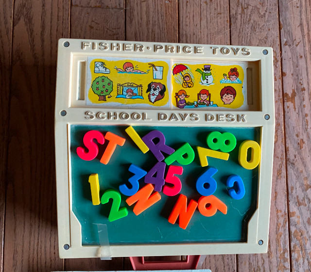 Fisher Price student desk with letters, stencils Vintage 1970s dans Jouets et jeux  à Dartmouth - Image 2