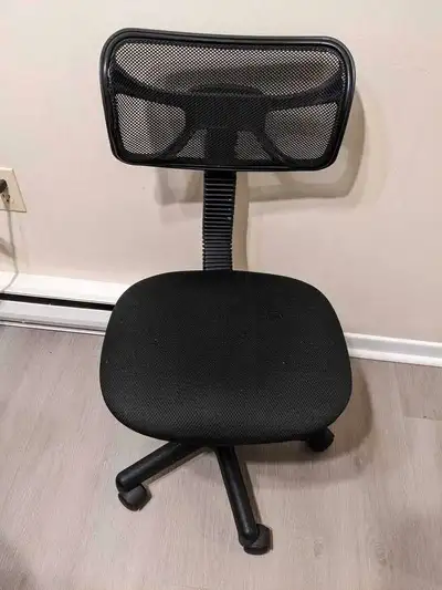 Adjustable height and works well. There is a rip shown in the last photo. Pick up and cash only