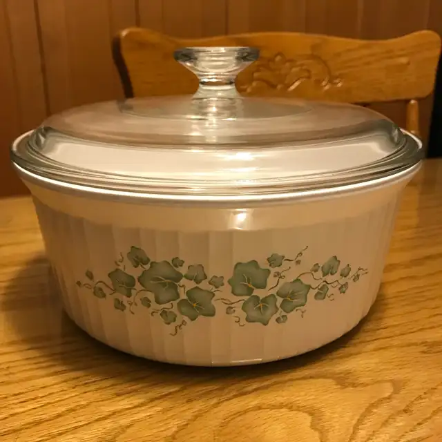 Corningware Callaway Green Ivy Casserole Dish in Kitchen & Dining Wares in Mississauga / Peel Region - Image 3
