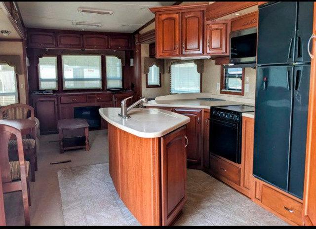 5th Wheel 38’ Double Suites at Christina Lake BC in RVs & Motorhomes in Nelson - Image 2
