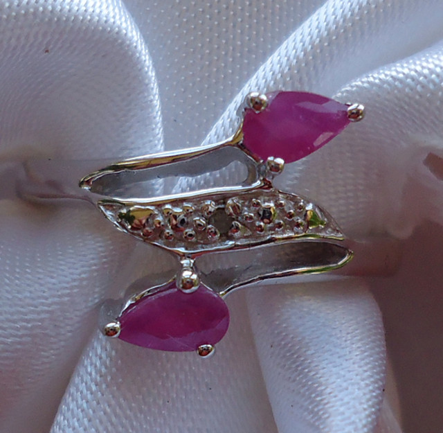 Bague vrais Rubis et petit diamant dans Bijoux et montres  à Saint-Jean-sur-Richelieu