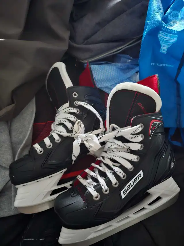 Boys hockey skates size6 (Bayer/Nike)