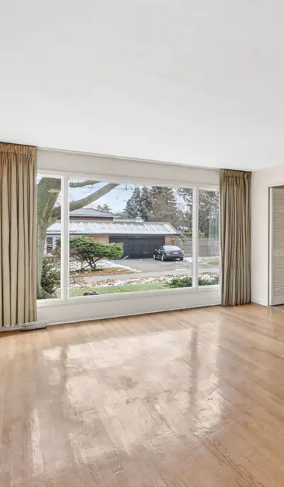 House with 3 Bedroom and 1 bathroom and 2 car parking, close to all amenities