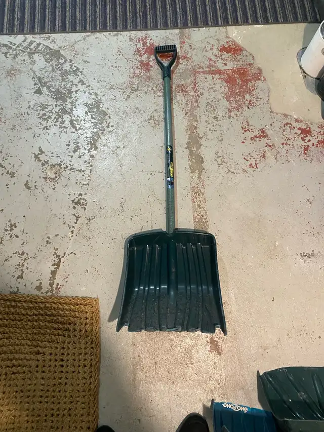 3  snow shovels to choose from in Snowblowers in Windsor Region - Image 3