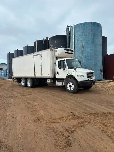 2015 Freightliner reefer truck, 315,250km, 8450hrs, 300hp Cummins, Auto transmission, Air ride, Ther...