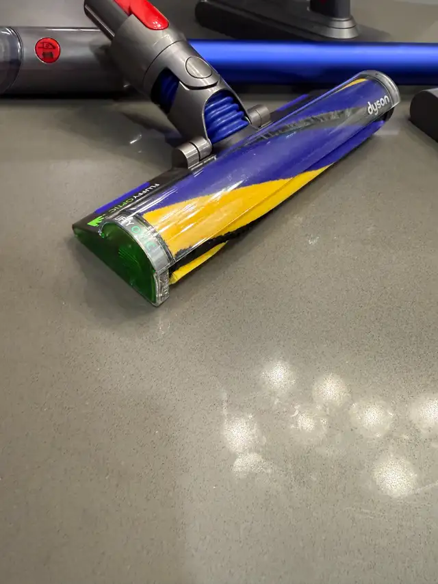 Dyson Gen5outsize Cordless Stick Vacuum -LIKE NEW in Vacuums in Edmonton - Image 5