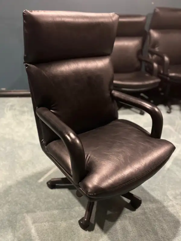 Office chair, Fully adjustable, Comfortable, Tilt, Lock, Swivel, in Chairs & Recliners in Markham / York Region - Image 2