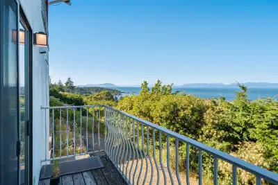 Nanaimo Newly Renovated 4-Bedroom Oceanview Ground-Level Suite