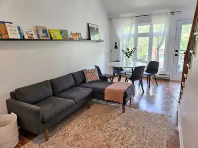nglish follows Condo meublé, chaleureux et lumineux, situé dans le charmant quartier de la Petite-Pa...