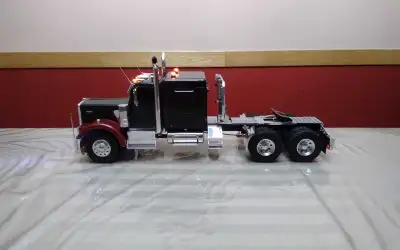 1/14, Vraiment beau camion téléguidé neuf na jamais été servi. Pieces tout en aluminium polis pas en...