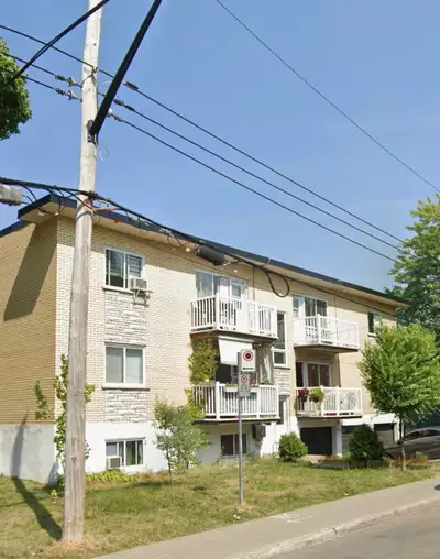 4 1/2 apartment in Saint-Laurent, fully renovated with fridge and stove included, if interested plea...