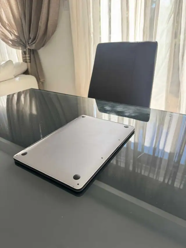 (2022)-Touch Bar-Excellent Condition in Laptops in City of Montréal - Image 7