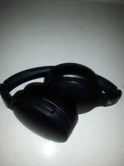 Casque d'écoute pliable sans fil HD 350BT, Sennheiser, Noir Avec Micro integré. tres agreable a port...