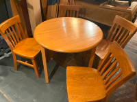 Table ronde et 2 chaises en chêne