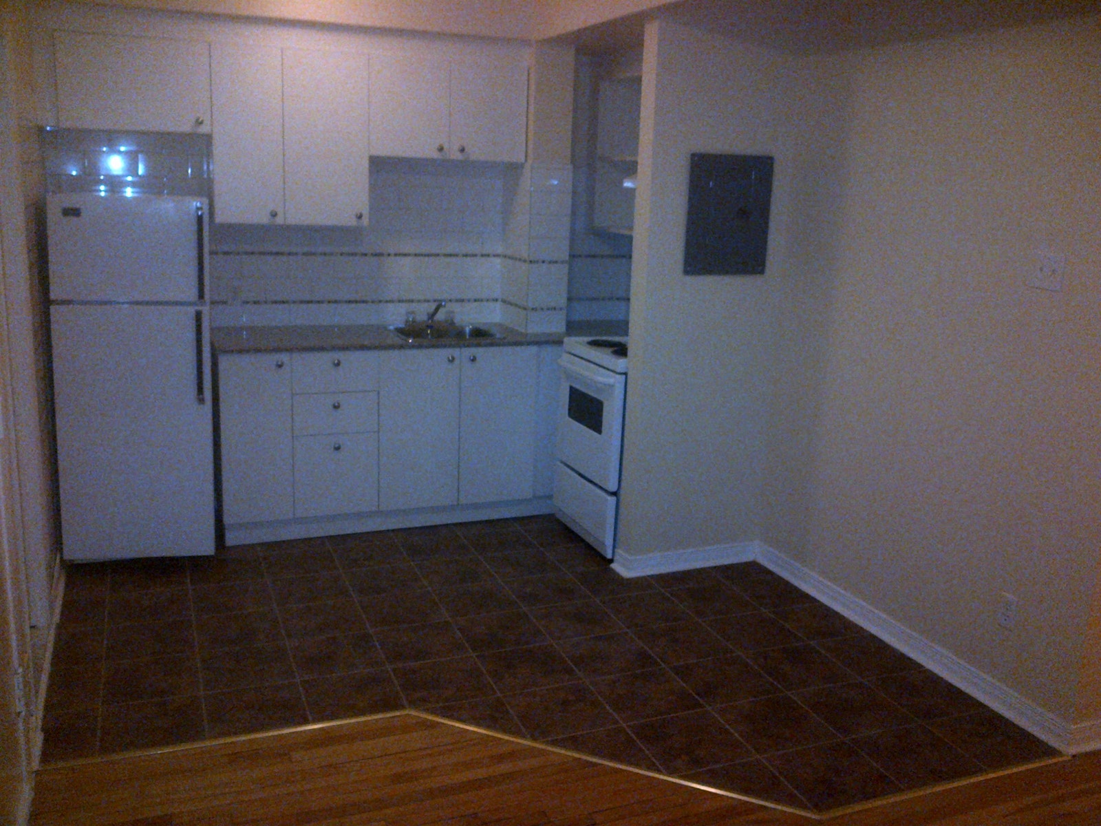 Nice 31/2 in front of Plamondom metro, Hot water included — photo 1