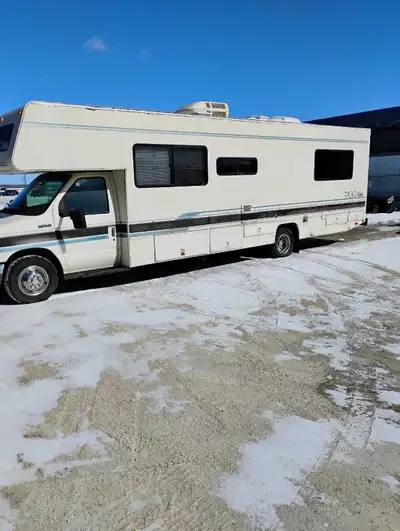 1995 Tioga by Fleetwood, 30 ft, 63000 miles, good tires, walk around bed, bunk over cab, table drops...