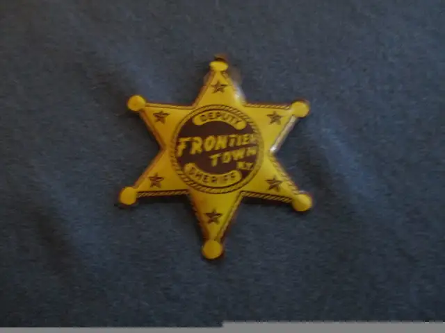 2 VINTAGE FRONTIER TOWN SHERIFF BADGES-1950'S-NEW YORK-CLEAN! in Arts & Collectibles in Laval / North Shore - Image 9