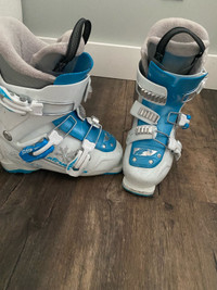Girls ski boots