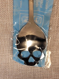 Cuillères à thé crâne. Skull shaped tea spoons.
