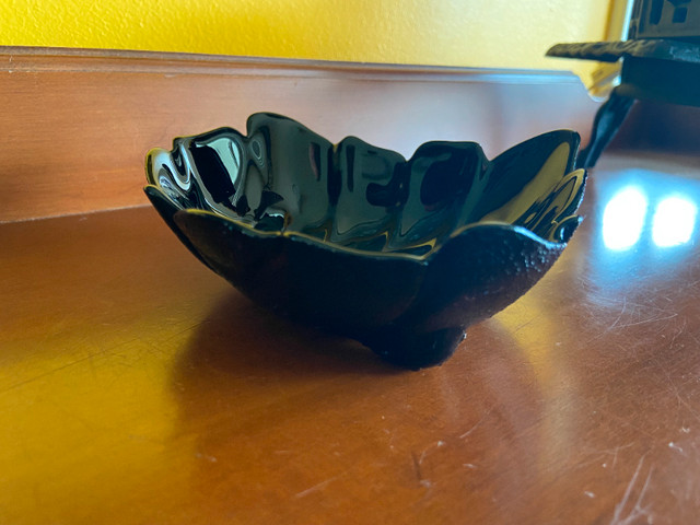 Vintage Black Opaline/Amethyst Glass Leaf Shaped Bowl With Feet in Arts & Collectibles in Oshawa / Durham Region - Image 3