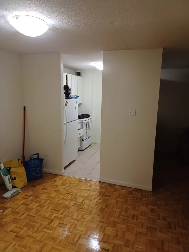 Room for rent in 2 bedroom apartment starting 1st October.63611988302339123