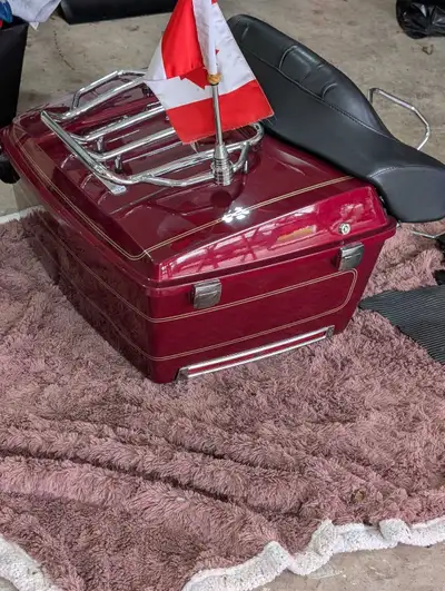 Harley Davidson Tour Pack/Trunk for sale. No scratches, in excellent condition. Comes with chrome ra...