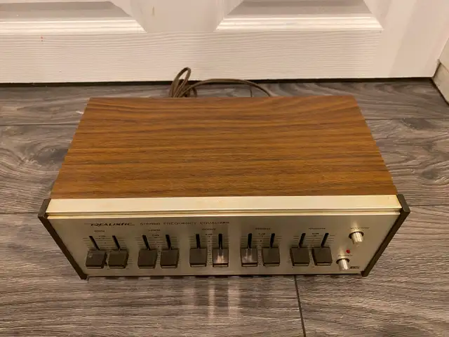 Vintage Realistic Stereo Equalizer in Stereo Systems & Home Theatre in St. Catharines - Image 5